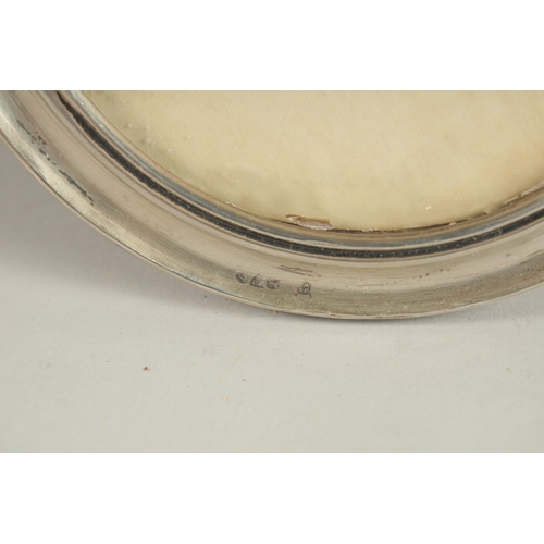 1146 - A CIRCULAR SILVER PHOTOGRAPH FRAME. 6ins diameter.