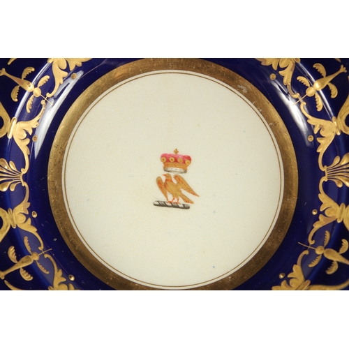 601 - A PAIR OF BLOOR DERBY ARMORIAL CIRCULAR PLATES with rich blue and gilt borders, the centre with a Cr... 