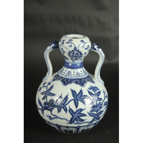 631 - A CHINESE BLUE AND WHITE TWIN-HANDLE DOUBLE GOURD VASE. 23cms high.