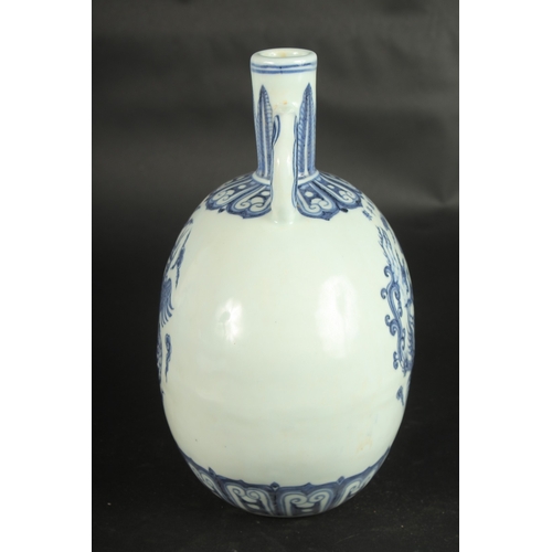 632 - A CHINESE BLUE AND WHITE PORCELAIN PHOENIX MOON FLASK. 28cms high.