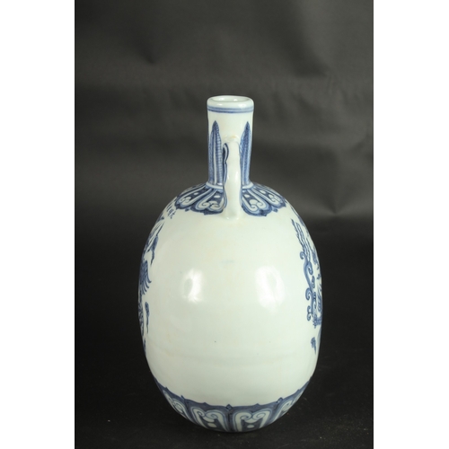 632 - A CHINESE BLUE AND WHITE PORCELAIN PHOENIX MOON FLASK. 28cms high.