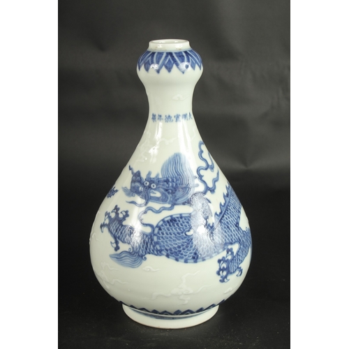 633 - A CHINESE BLUE AND WHITE PORCELAIN GARLIC HEAD DRAGON VASE. 32cms high.