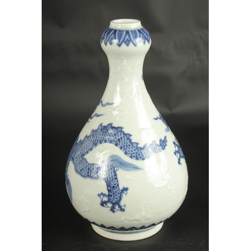 633 - A CHINESE BLUE AND WHITE PORCELAIN GARLIC HEAD DRAGON VASE. 32cms high.