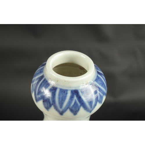 633 - A CHINESE BLUE AND WHITE PORCELAIN GARLIC HEAD DRAGON VASE. 32cms high.