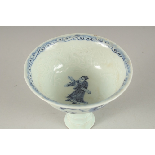 642 - A CHINESE BLUE AND WHITE STEM CUP. 4.75cms diameter.