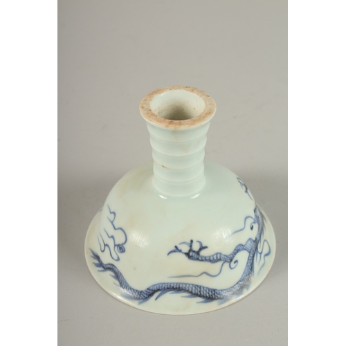 642 - A CHINESE BLUE AND WHITE STEM CUP. 4.75cms diameter.