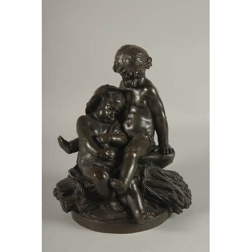 662 - A GOOD 19TH CENTURY FRENCH BRONZE GROUP OF TWO CUPIDS depicting Harvest, on a circular base. 12ins (... 