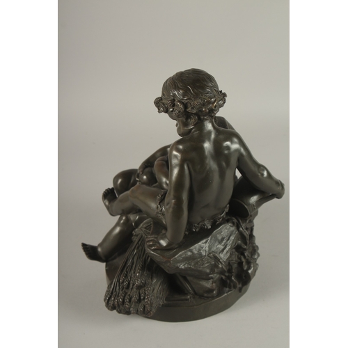 662 - A GOOD 19TH CENTURY FRENCH BRONZE GROUP OF TWO CUPIDS depicting Harvest, on a circular base. 12ins (... 