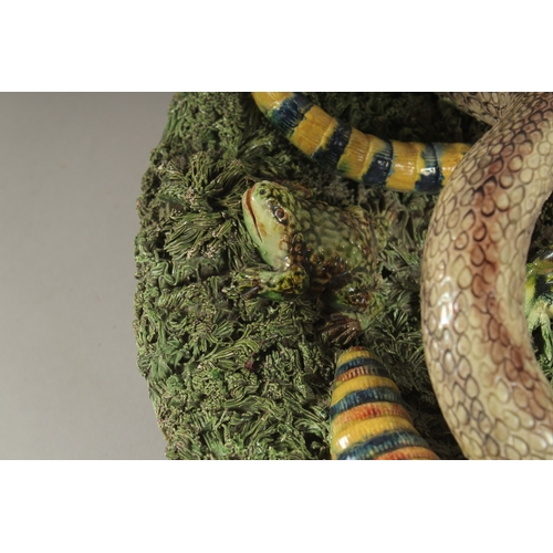 721 - A GOOD PALISSY POTTERY SNAIL AND LIZARD CIRCULAR DISH by JOSE ALVES CUNHA, PORTUGAL. 11ins diameter.... 