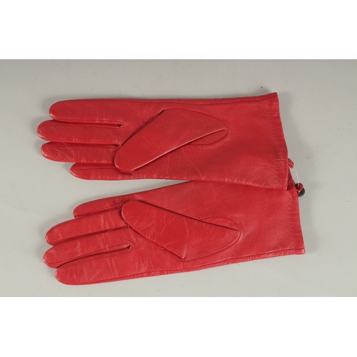 810 - A PAIR OF PIA ROSSINI RED LEATHER GLOVES.