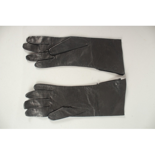 811 - A PAIR OF LONG BLACK LEATHER GLOVES.