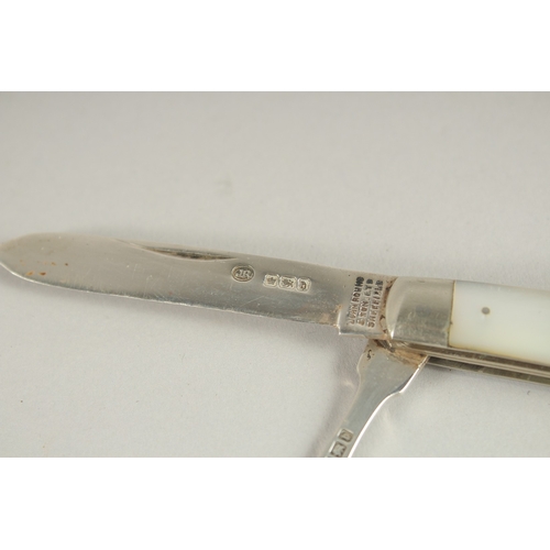 853 - A MOTHER-OF-PEARL FOLDING KNIFE.