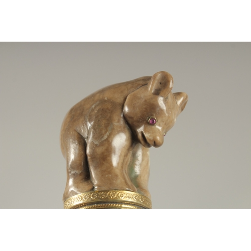 871 - A VERY GOOD RUSSIAN SILVER AND ENAMEL HARDSTONE BEAR CANE TOP. 3.5ins long, in a fitted box.