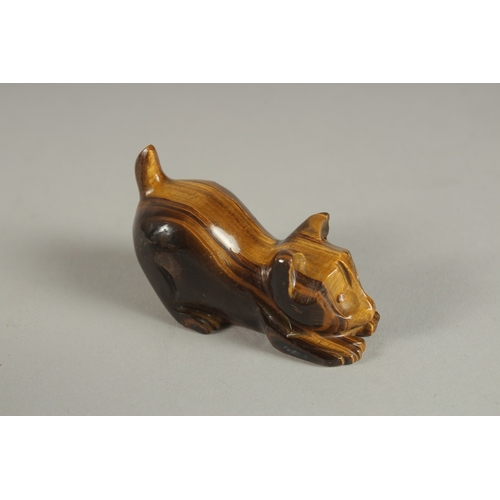 878 - A RUSSIAN CARVED COLOURED TIGER'S EYE CAT. 2.5ins, in a fitted box.