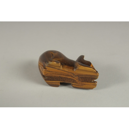 878 - A RUSSIAN CARVED COLOURED TIGER'S EYE CAT. 2.5ins, in a fitted box.