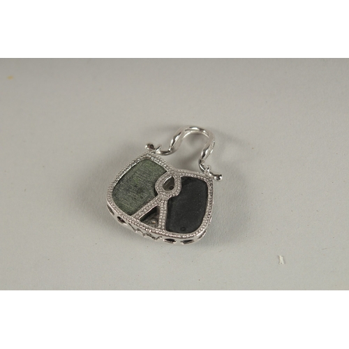 881 - A SILVER HANDBAG PENDANT.