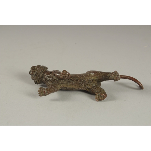 913 - A JAPANESE BRONZE TIGER. 5.5cms long.