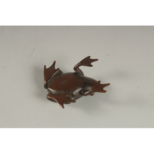 917 - A JAPANESE BRONZE FROG. 1.5cms.