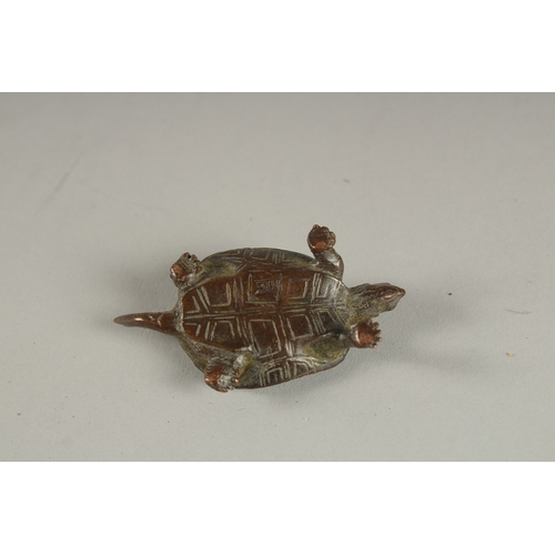 918 - A JAPANESE BRONZE TURTLE. 2.25cms.