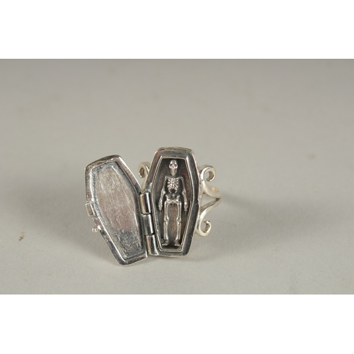 926 - A SILVER COFFIN RING.