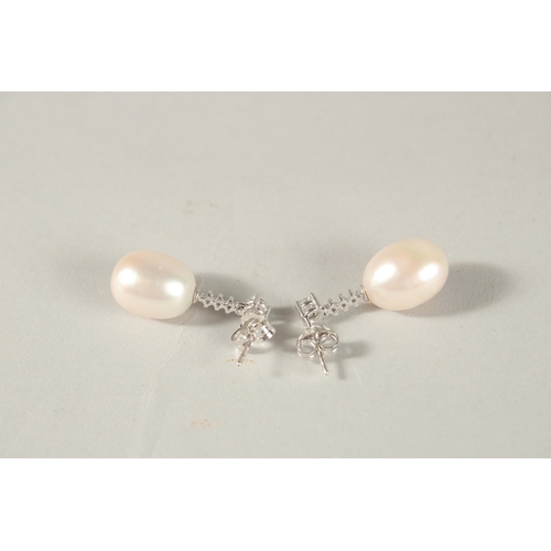 985 - A PAIR OF 18CT WHITE GOLD, PEARL AND DIAMOND DROP EARRINGS.