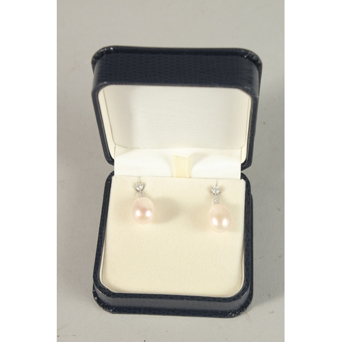 985 - A PAIR OF 18CT WHITE GOLD, PEARL AND DIAMOND DROP EARRINGS.