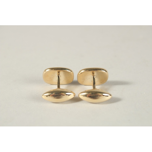 995 - A PAIR OF 9CT YELLOW GOLD AND FINE LAPIS CABOUCHON CUFFLINKS.