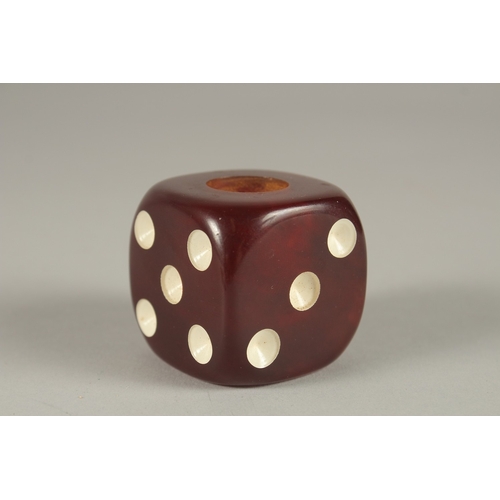 116 - A RARE EARLY 20TH CENTURY ART DECO BAKELITE CHERRY AMBER TYPE DICE SHAPED COCKTAIL FOLKS.