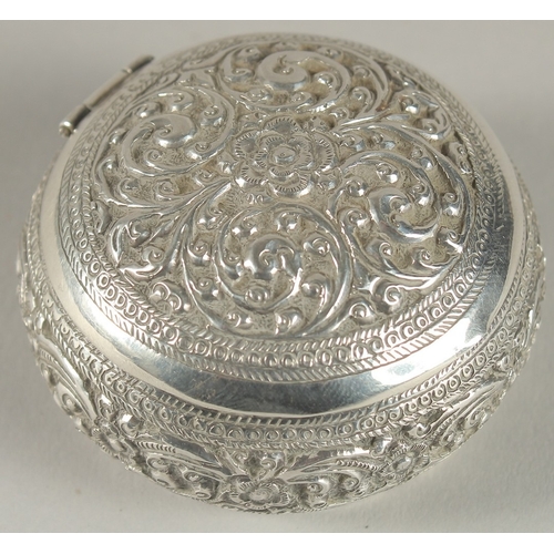 127 - A FINELY ENGRAVED INDIAN OR SRI LANKAN SILVER SNUFF BOX, 5.5cm wide.