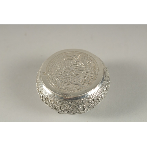 127 - A FINELY ENGRAVED INDIAN OR SRI LANKAN SILVER SNUFF BOX, 5.5cm wide.