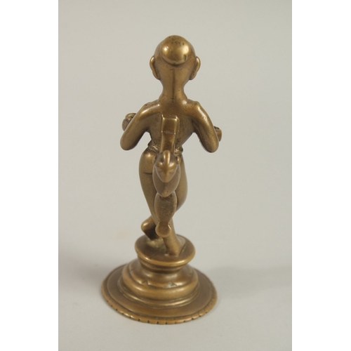 179 - AN 18TH CENTURY SOUTH INDIAN BRONZE OIL LAMP STAND, of figural form depicting a lady with a bird sha... 