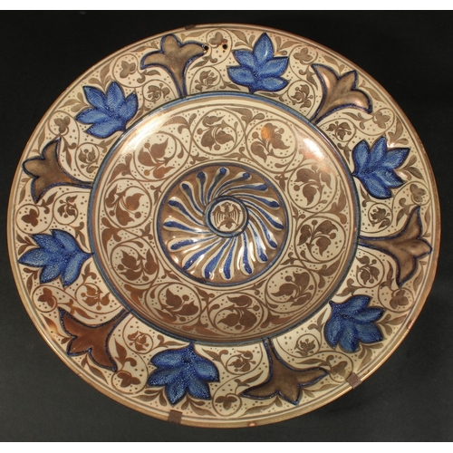 247 - A LARGE 19TH CENTURY HISPANO MORESQUE COPPER LUSTRE CHARGER, 41cm diameter.