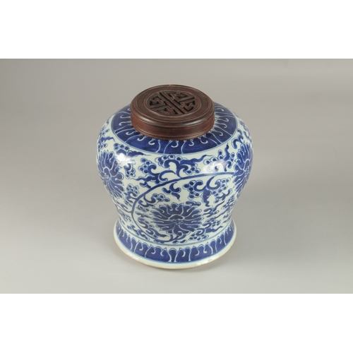 33 - A CHINESE BLUE AND WHITE PORCELAIN JAR AND HARDWOOD COVER, 23cm high.