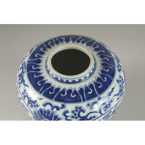 33 - A CHINESE BLUE AND WHITE PORCELAIN JAR AND HARDWOOD COVER, 23cm high.