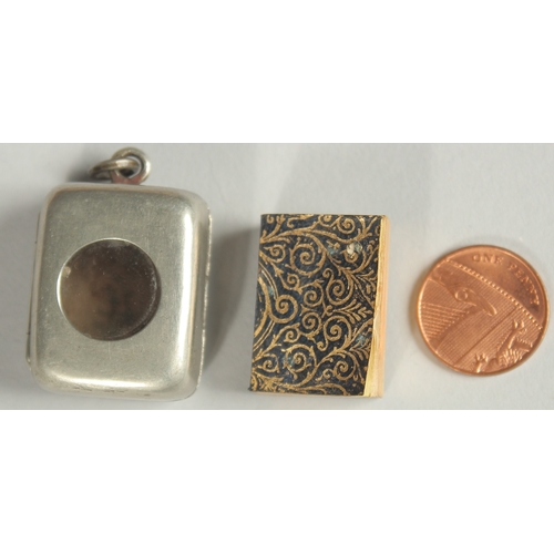 121 - A VERY RARE MINIATURE QURAN IN ORIGINAL METAL CASE, with magnifier, inscribed in gold, quran 26mm x ... 