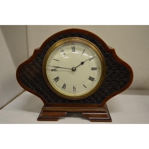 562 - A small mahogany mantel clock.