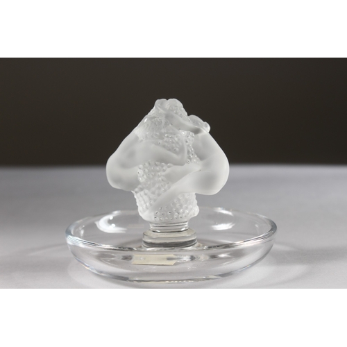 543 - A GOOD LALIQUE GROUP OF YOUNG LOVERS. Engraved Lalique, France, in original box. 3.5ins diameter.... 