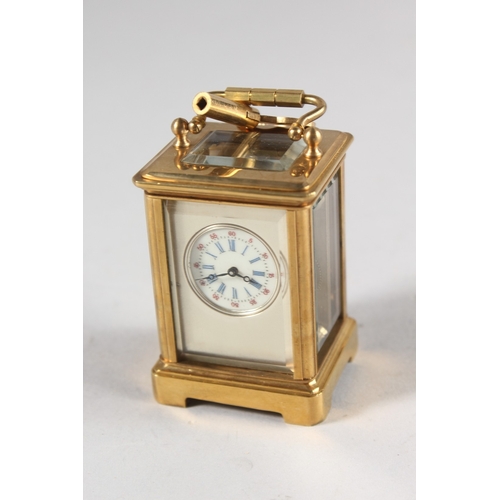 877 - A GOOD MINIATURE SILVERED DIAL CARRIAGE CLOCK. 2.25ins high.