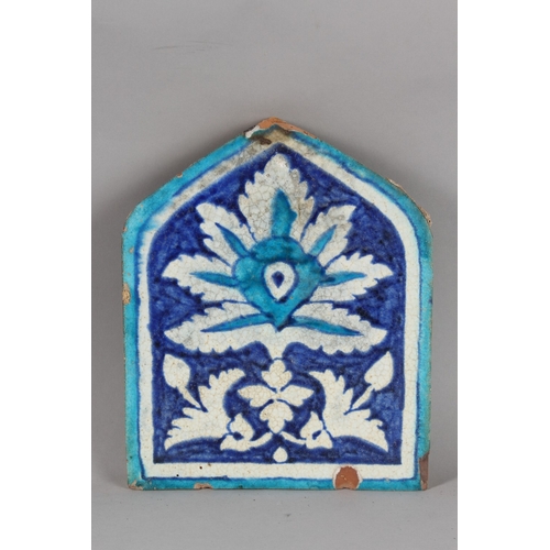 118 - A 18TH-19TH CENTURY NORTH INDIAN MULTAN POTTERY TILE, 25cm.