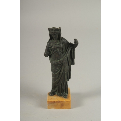 149 - A VERY FINE 19TH CENTURY GRAND TOUR OR POSSIBLY ANCIENT ROMAN STYLE BRONZE FIGURE OF A LADY, mounted... 