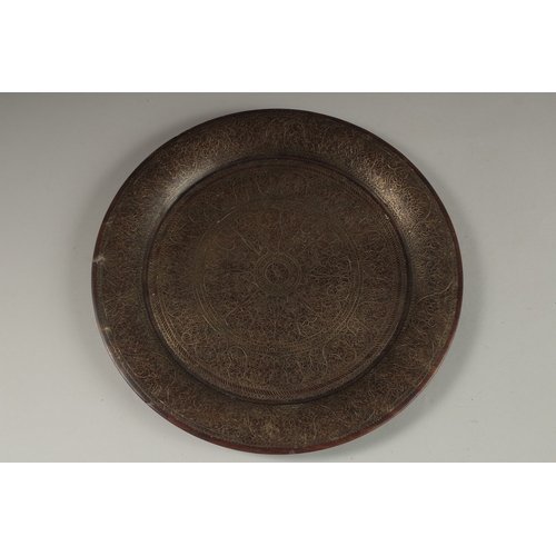 152 - A VERY FINE 19TH CENTURY INDIAN BRASS INLAID WOODEN PLATE, 31cm diameter.