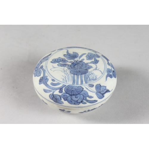 165 - A CHINESE THATCHER CARGO BLUE AND WHITE PORCELAIN BOX AND COVER, with floral designs, 9.5cm diameter... 