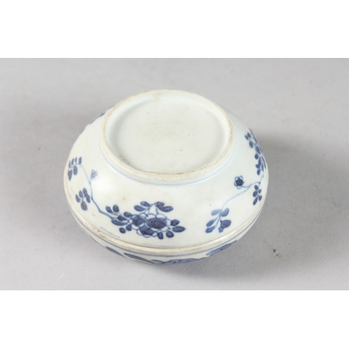 165 - A CHINESE THATCHER CARGO BLUE AND WHITE PORCELAIN BOX AND COVER, with floral designs, 9.5cm diameter... 