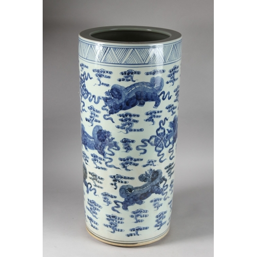 173 - A VERY LARGE CHINESE BLUE AND WHITE PORCELAIN STICK STAND, decorated with dogs of fo and stylised cl... 