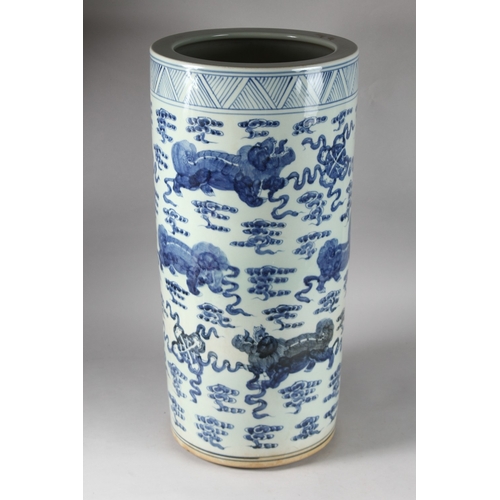 173 - A VERY LARGE CHINESE BLUE AND WHITE PORCELAIN STICK STAND, decorated with dogs of fo and stylised cl... 