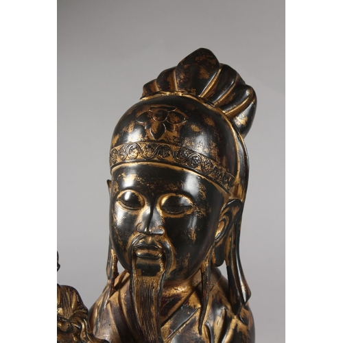 180 - A FINE AND LARGE 19TH CENTURY CHINESE GILDED BRONZE FIGURE OF A DIGNITARY OR SAGE HOLDING A CHILD, 5... 