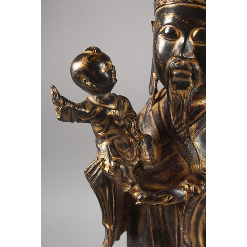 180 - A FINE AND LARGE 19TH CENTURY CHINESE GILDED BRONZE FIGURE OF A DIGNITARY OR SAGE HOLDING A CHILD, 5... 