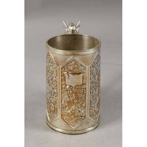 182 - A VERY FINE CHINESE SILVER TANKARD, with cast dragon form handle, finely engraved with relief panels... 