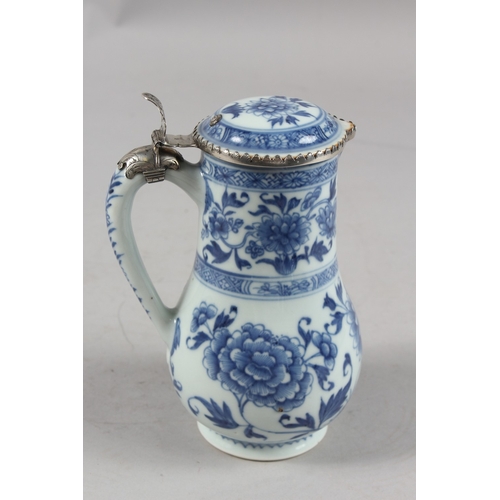 269 - A FINE CHINESE BLUE AND WHITE PORCELAIN JUG WITH SILVER MOUNTED HINGED LID, with decorative floral s... 