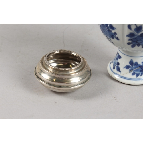 276 - A CHINESE KANGXI PERIOD SILVER MOUNTED BLUE AND WHITE PORCELAIN CADDY, with decorative floral sprays... 